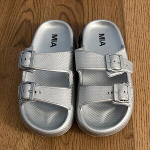 NWT MIA Women’s Libbie Slide Sandals- Silver Size 7